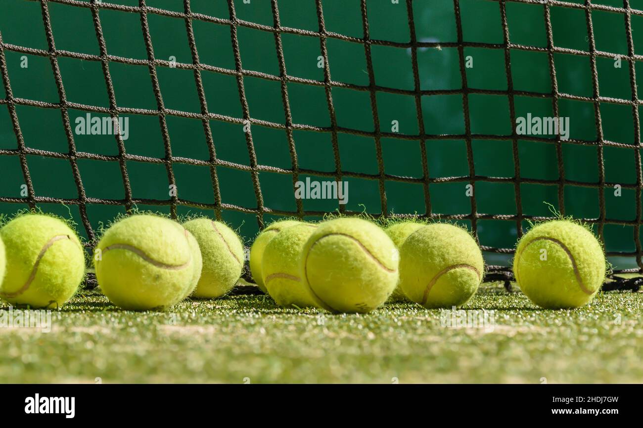 Palle di tennis vicino alla rete Foto Stock