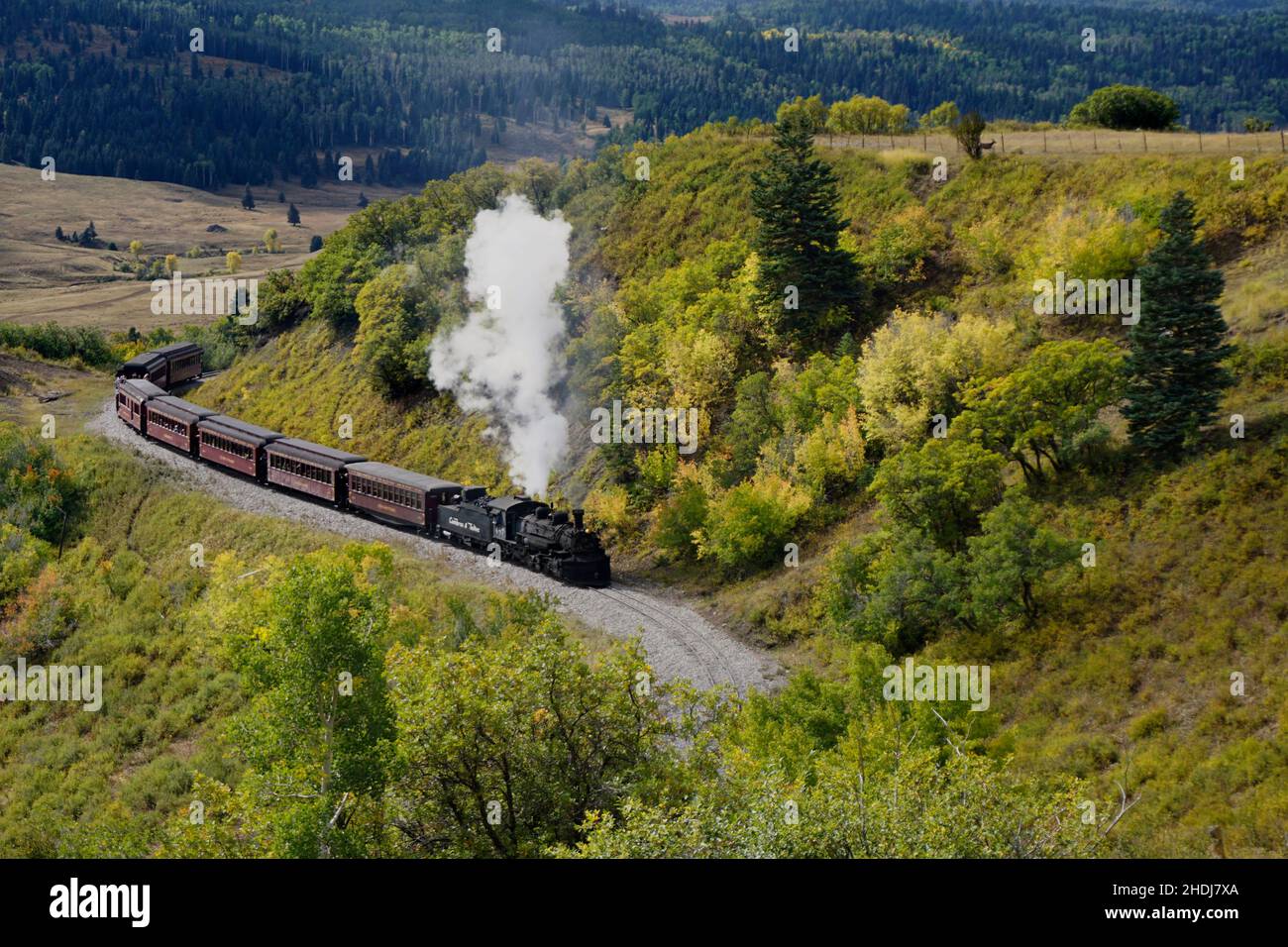 Cumbres e Toltec Scenic Railroad viaggiando lungo una collina Foto Stock