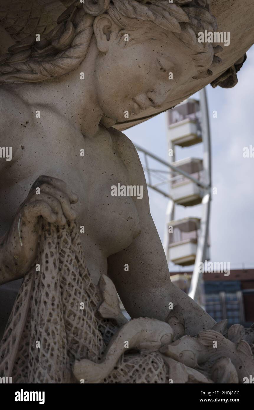 Una statua raffigurante una pescatrice con una rete da pesca in mano e  alcuni pesci intrappolati su di essa e l'occhio di Budapest sullo sfondo,  Budapest Foto stock - Alamy