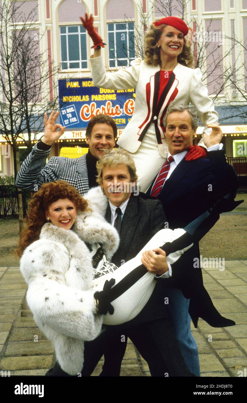 Il cast di 'Charlie Girl' Paul Nicholas tenendo Bonnie Langford con Mark Wynter e Nicholas Parsons sollevamento Doreen Wells Foto Stock