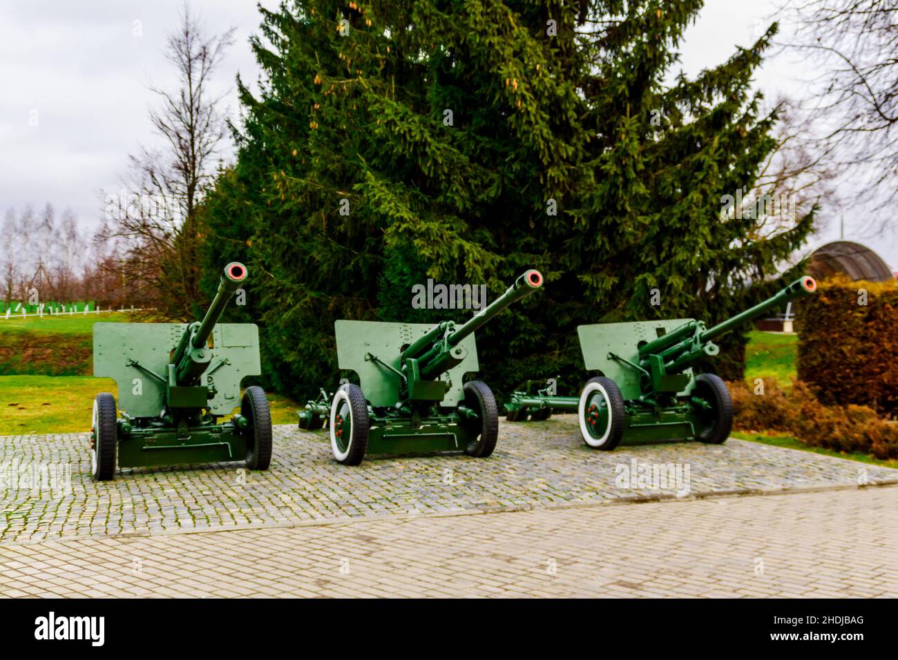 Buynichskoe campo WWII memoriale. Mogilev, Bielorussia - 28 novembre 2021: Tre anticarro sovietico 76 mm pistola divisionale m1942 zis-3. Foto Stock