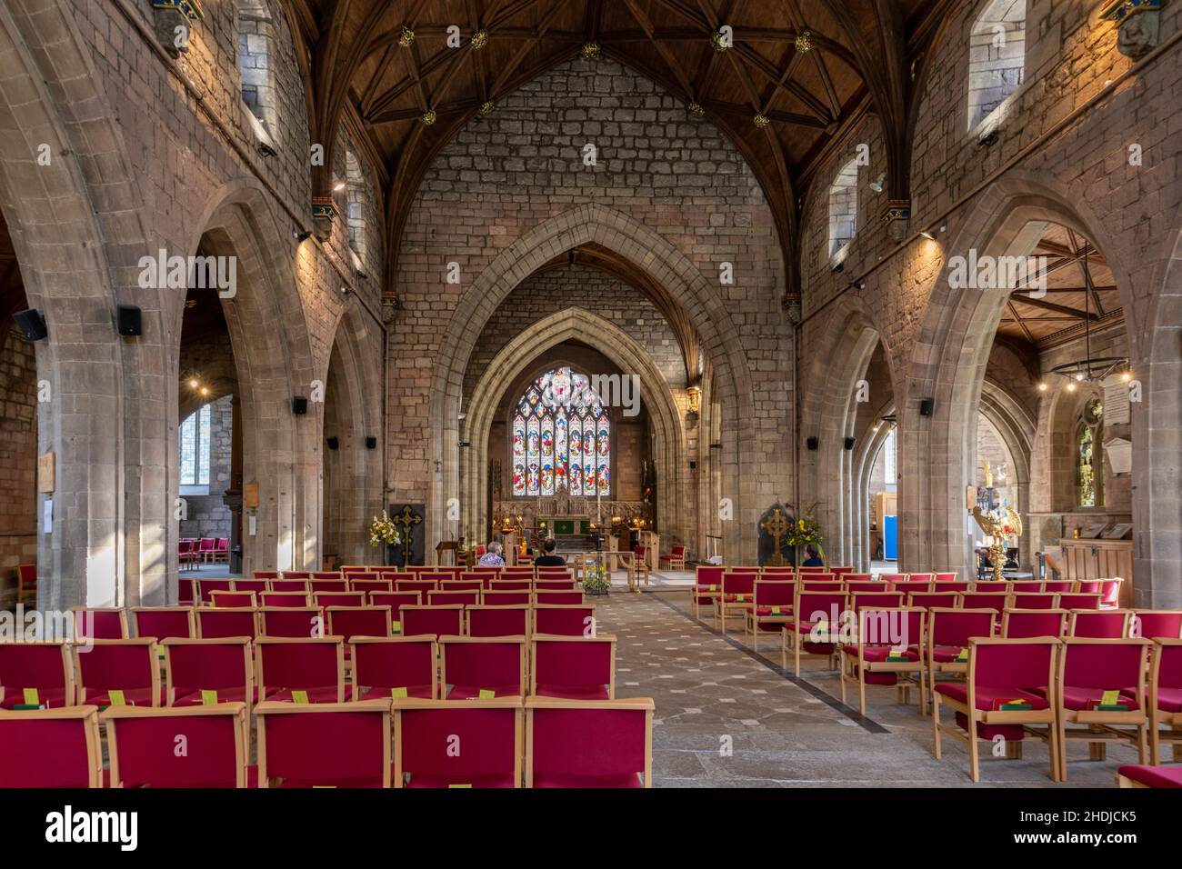 St Asaph Cathedral, High Street, St Asaph , Denbighshire, Galles del Nord, Galles, Regno Unito - veduta interna della navata centrale e dell'altare. Foto Stock