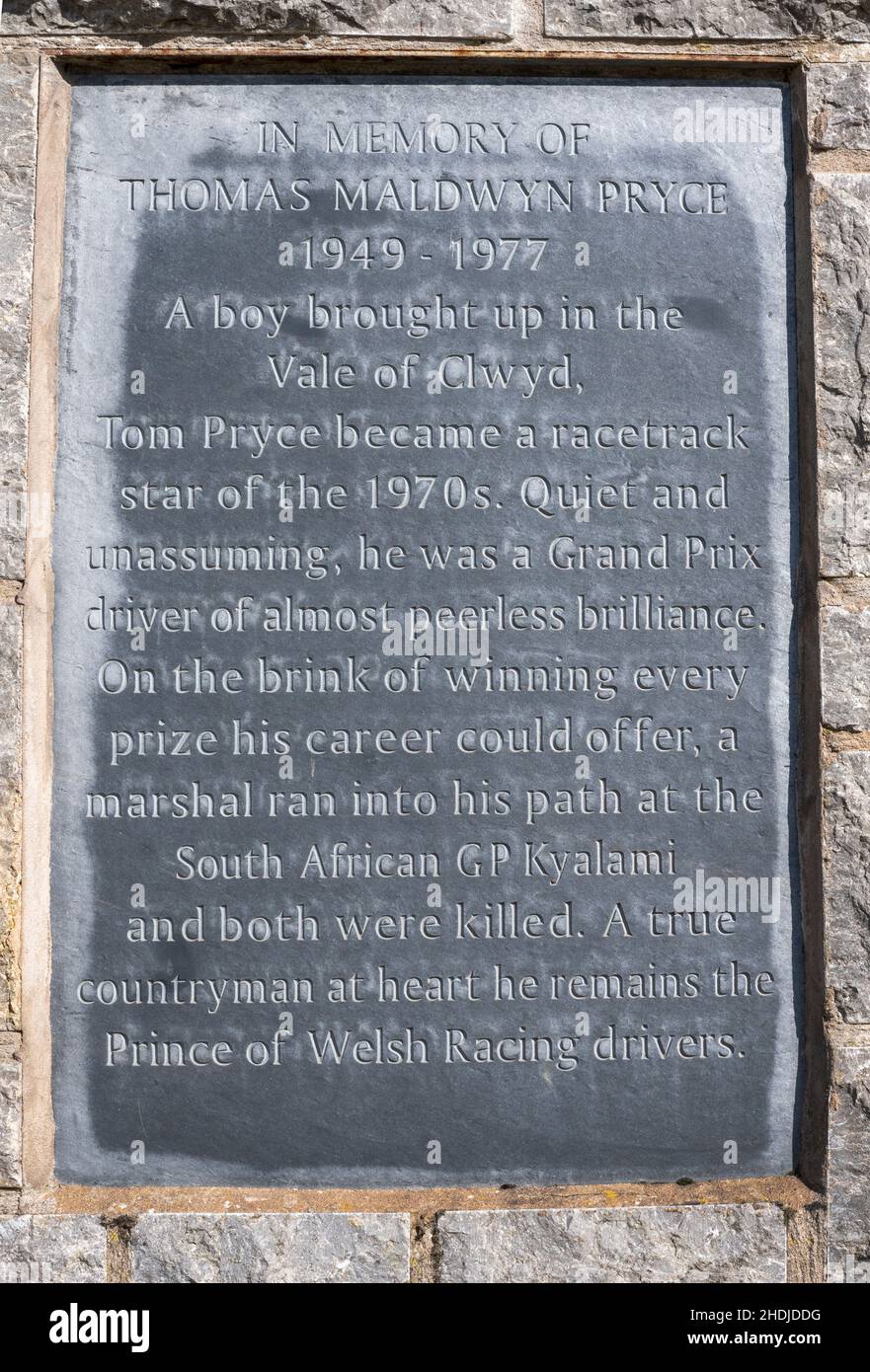 Il monumento a Thomas Maldwyn Pryce un pilota di formula 1 ucciso nel Gran Premio del Sud Africa 1977, Ruthin, Denbighshire, Galles del Nord, Regno Unito. Foto Stock