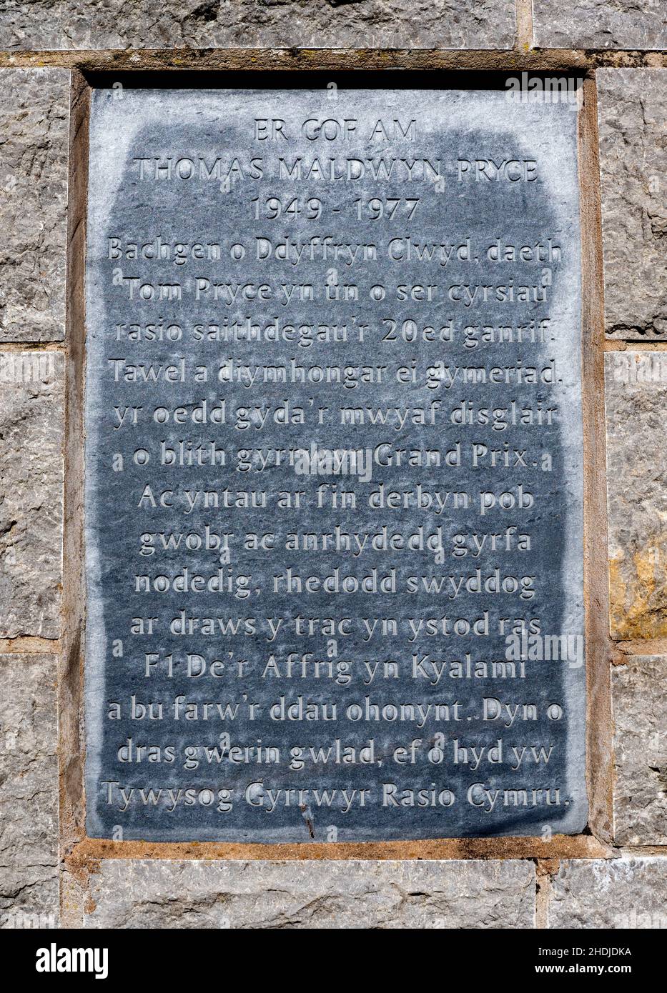 Il monumento a Thomas Maldwyn Pryce un pilota di formula 1 ucciso nel Gran Premio del Sud Africa 1977, Ruthin, Denbighshire, Galles del Nord, Regno Unito. Foto Stock