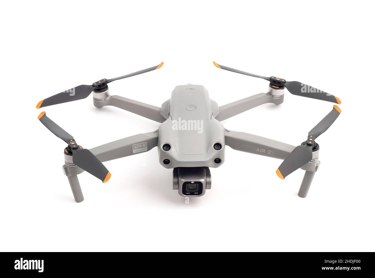 ISTANBUL, TURCHIA - 6 GENNAIO 2022: DJI Air 2S drone su sfondo bianco. Vista dall'alto drone professionale. Foto Stock