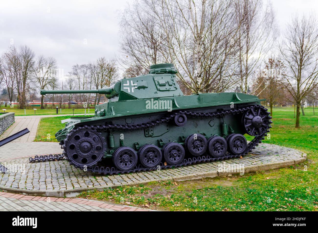 Buynichskoe campo WWII memoriale. Mogilev, Bielorussia - 28 novembre 2021: Serbatoio verde tedesco medio PzKpfw III - Ausf.G su un piedistallo. Foto Stock