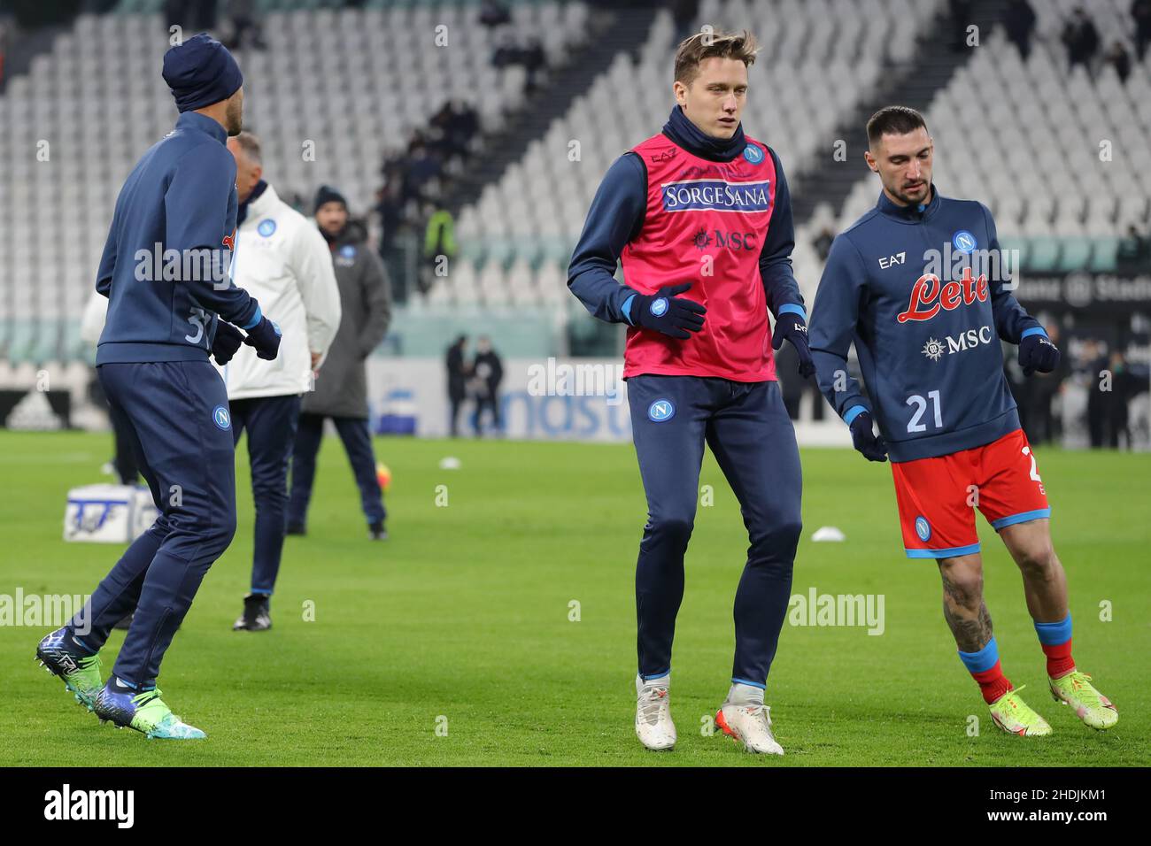 Torino, 6th gennaio 2022. Piotr Zielinski della SSC Napoli durante il riscaldamento prima della Serie A allo Stadio Allianz di Torino. Il credito d'immagine dovrebbe essere: Jonathan Moscrop / Sportimage Foto Stock