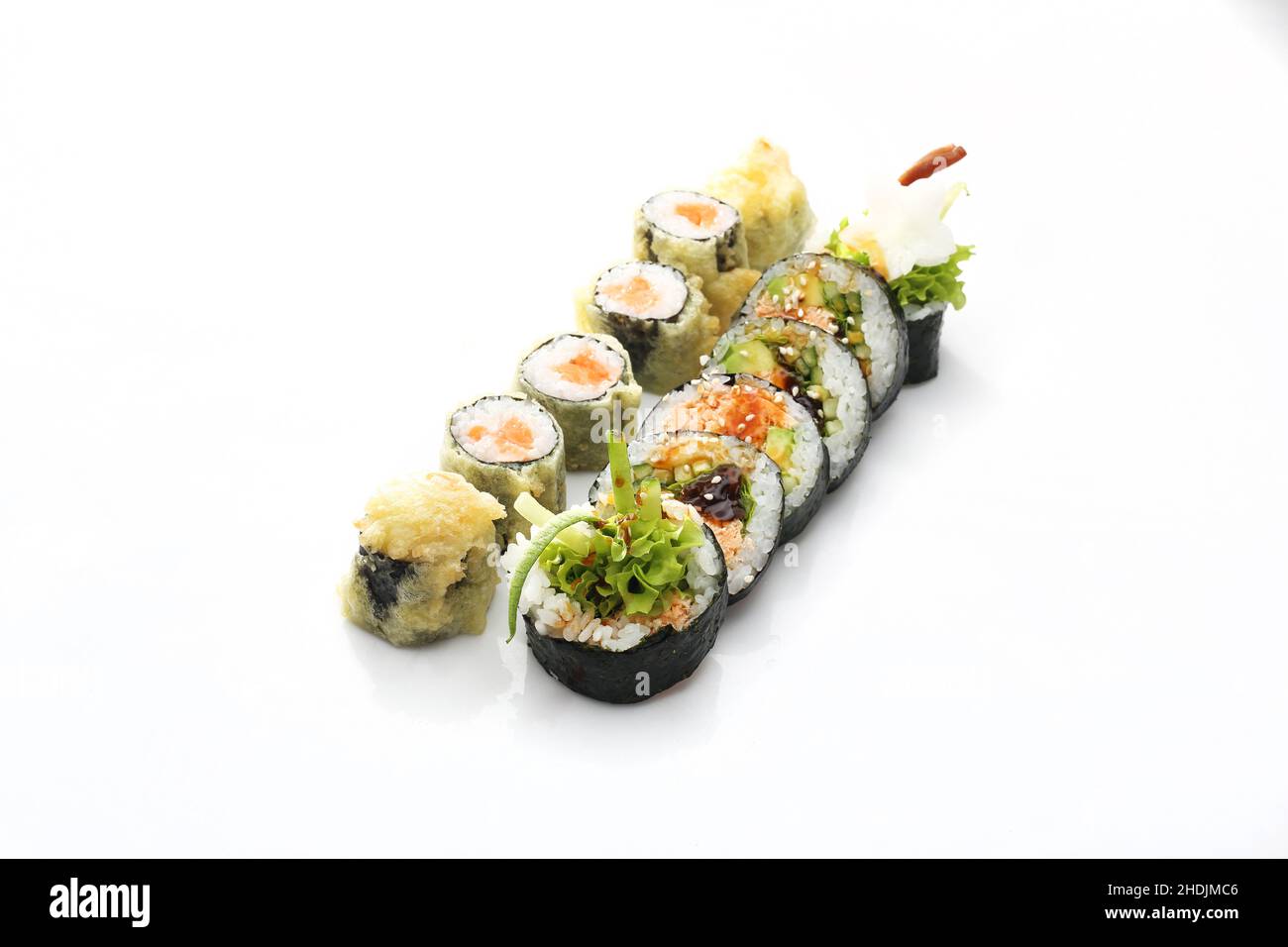 Sushi con salmone in tempura involtini di sushi tradizionali su sfondo bianco. Foto Stock