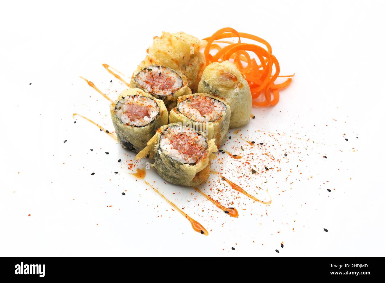 Sushi con salmone in tempura involtini di sushi tradizionali su sfondo bianco. Foto Stock
