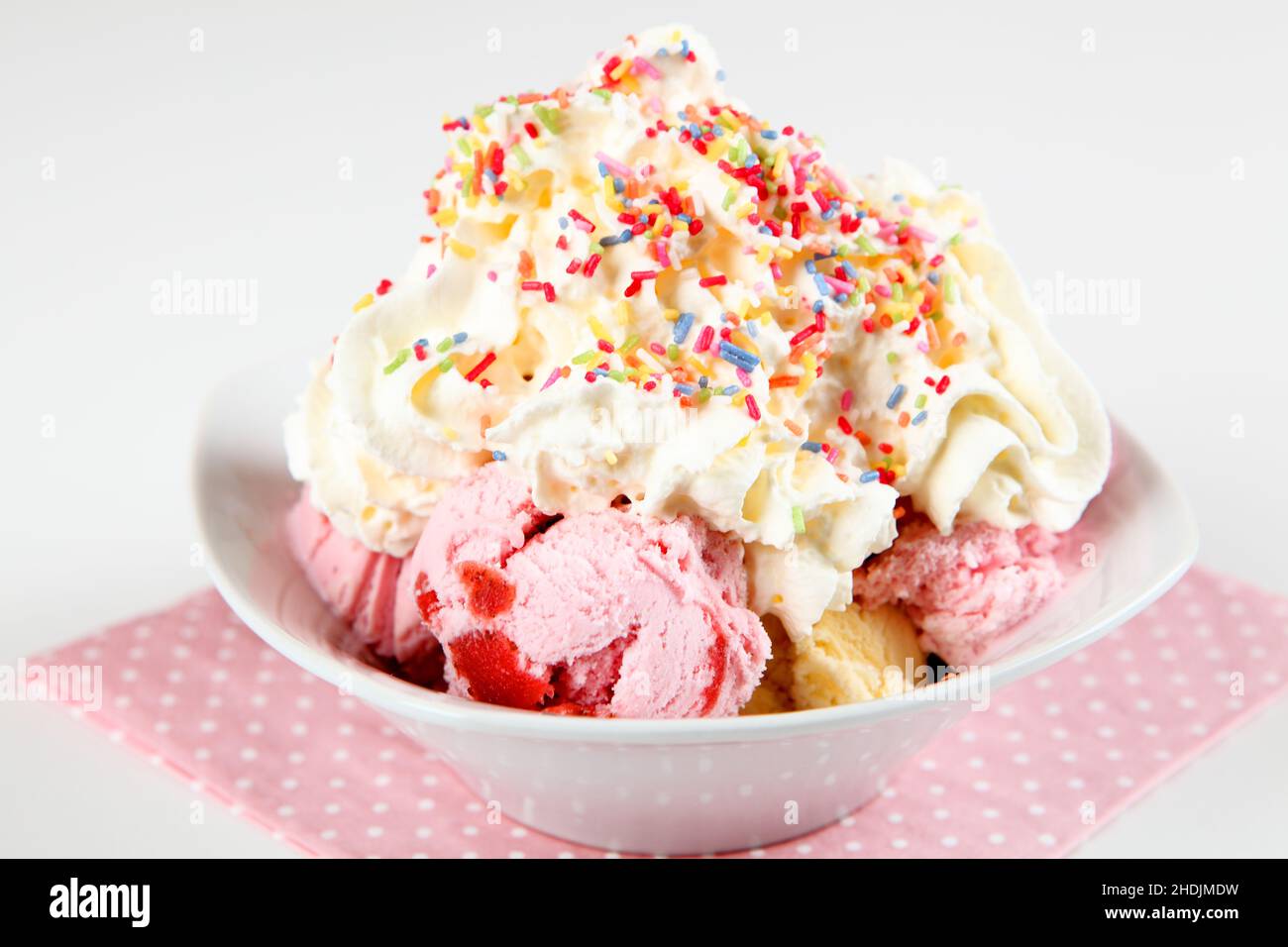 dessert, gelato alla fragola, gelato alla vaniglia, dessert, gelati, gelato, gelato alla fragola, gelato alla vaniglia Foto Stock