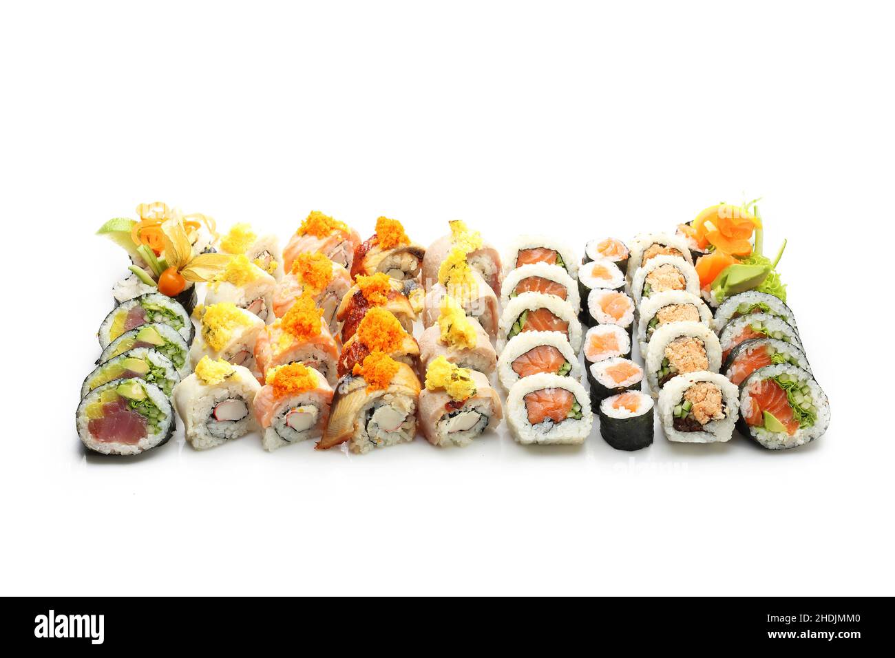 Sushi. Sushi tradizionale rotolini su sfondo bianco. Foto Stock