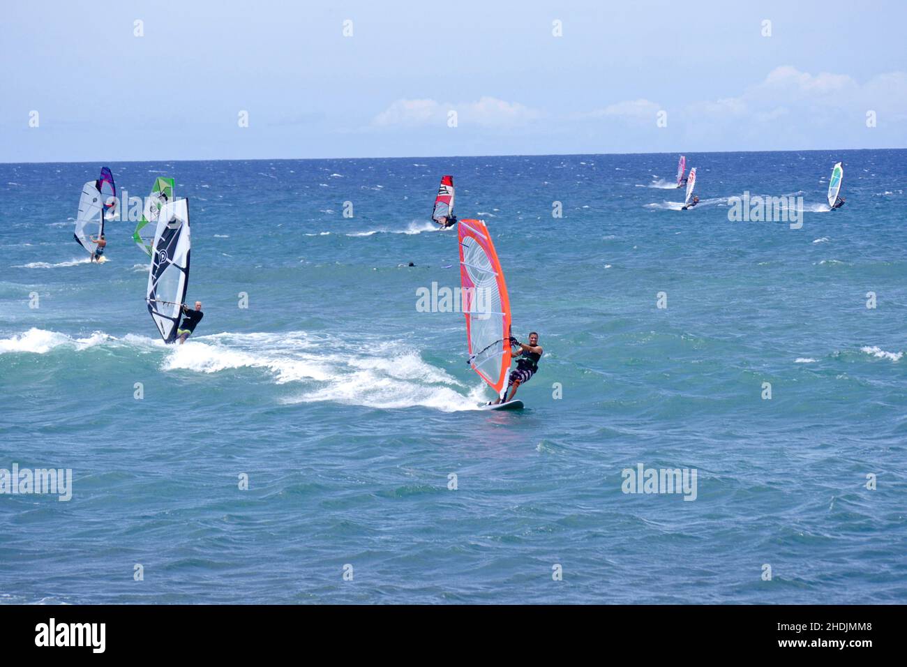 Diversi windsurf in barca a vela sull'acqua a Maui Hawaii. Foto Stock