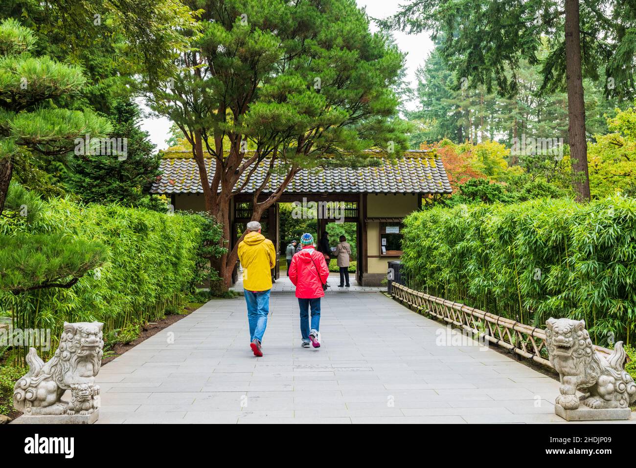 Turisti che esplorano i Giardini Giapponesi di Portland; Portland; Oregon; USA Foto Stock