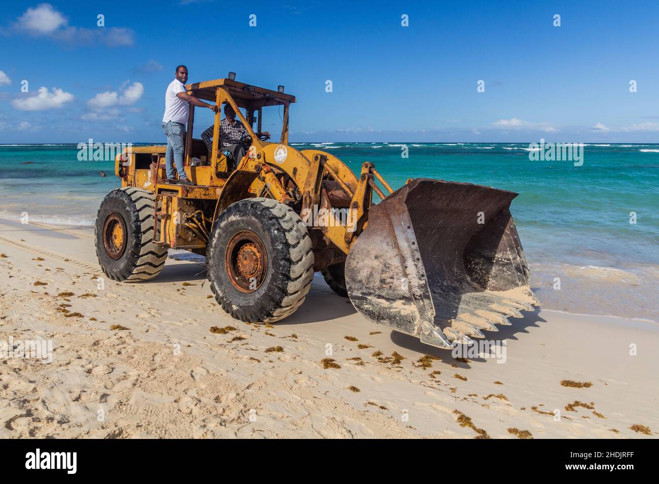 PUNTA CANA, REPUBBLICA DOMINICANA - 8 DICEMBRE 2018: Bulldozer pulizia  alghe alla spiaggia di Bavaro, Repubblica Dominicana Foto stock - Alamy