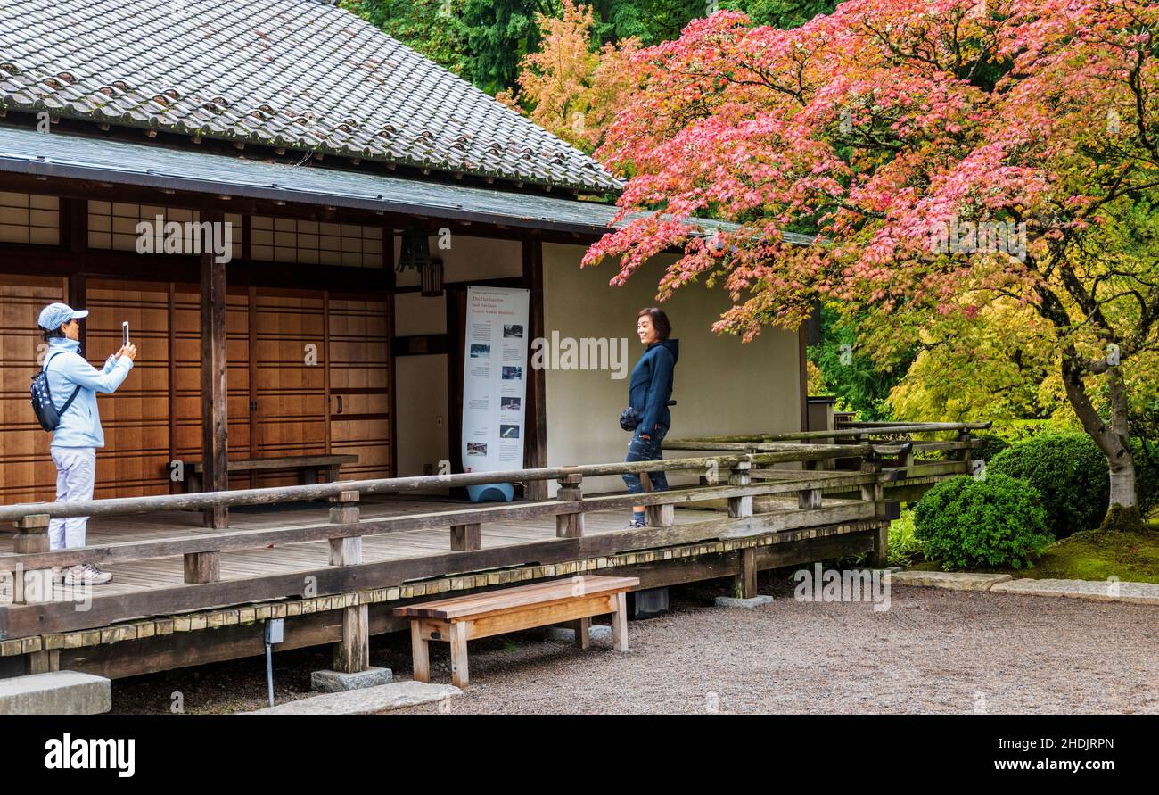 I turisti asiatici si fotografano presso i Portland Japanese Gardens; Portland; Oregon; USA Foto Stock