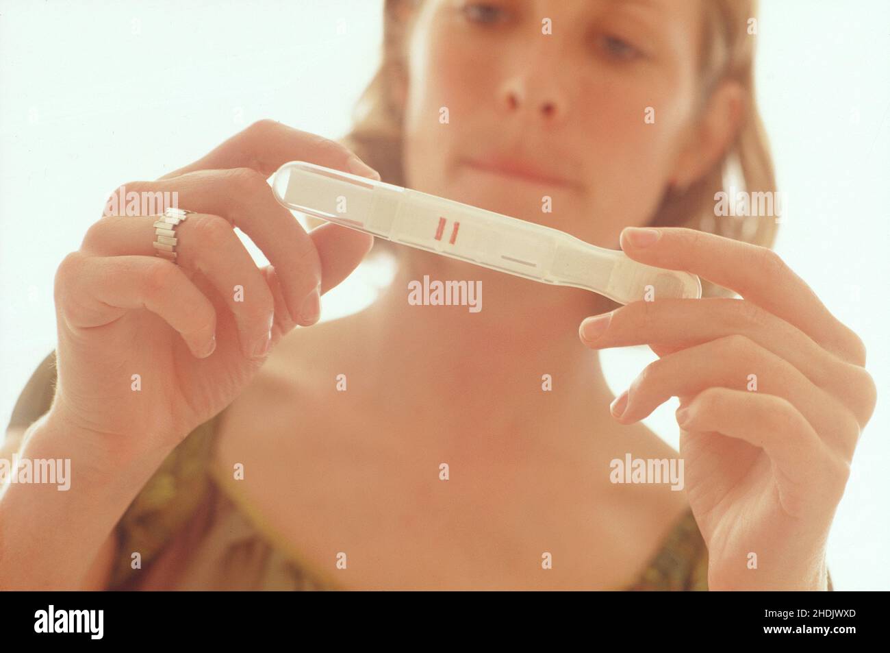 Test di gravidanza della donna in attesa. Incinta. Foto Stock