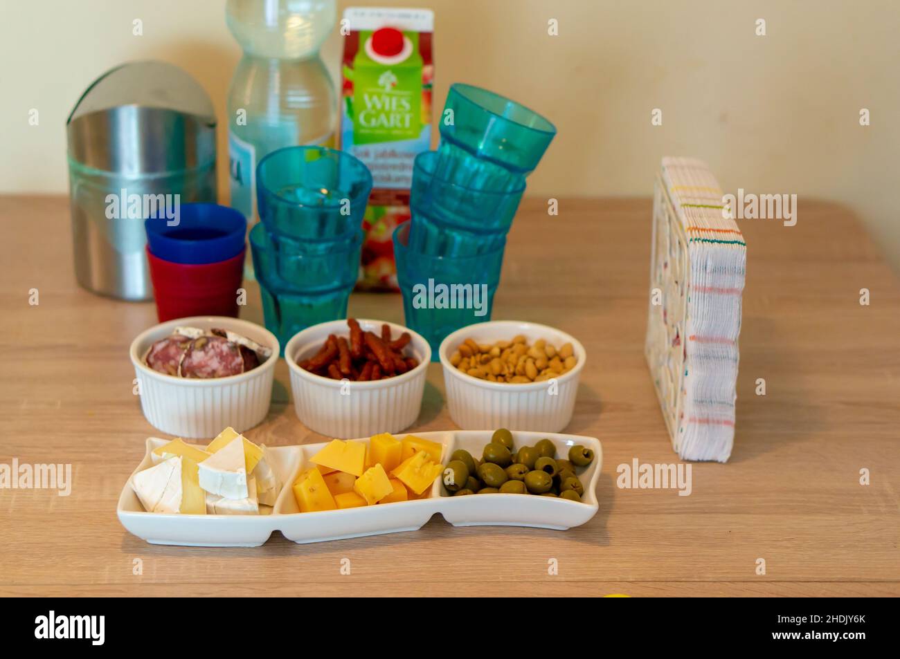 Primo piano del tavolo per la colazione con tazze di plastica e dolci Foto Stock