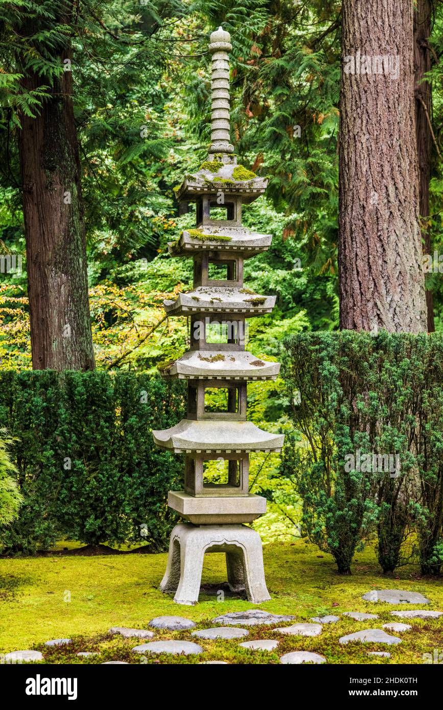 Pagoda Sapporo; scultura in pietra; Portland Japanese Gardens; Portland; Oregon; USA Foto Stock