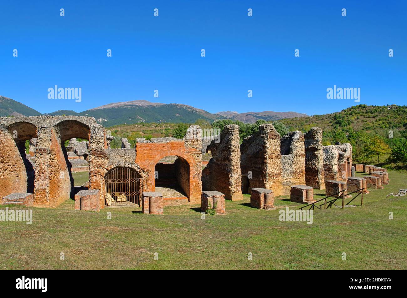 antica rovina, anfiteatro, abruzzen, amiternum, l'aquila, antiche rovine, anfiteatro, abruzzens Foto Stock