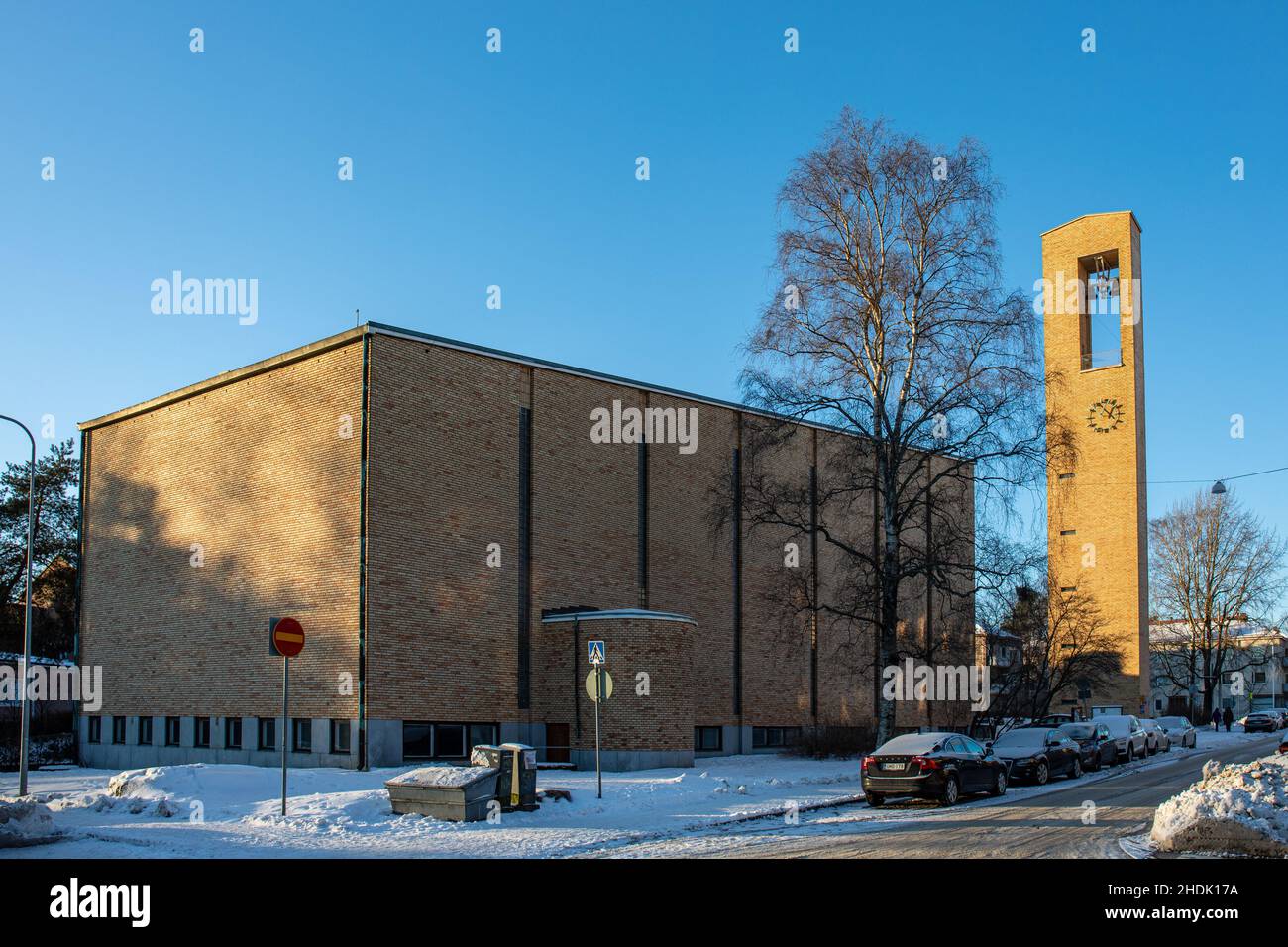 Meilahden kirkko, progettato da Markus Tavio, nel distretto Meilahti di Helsinki, Finlandia Foto Stock