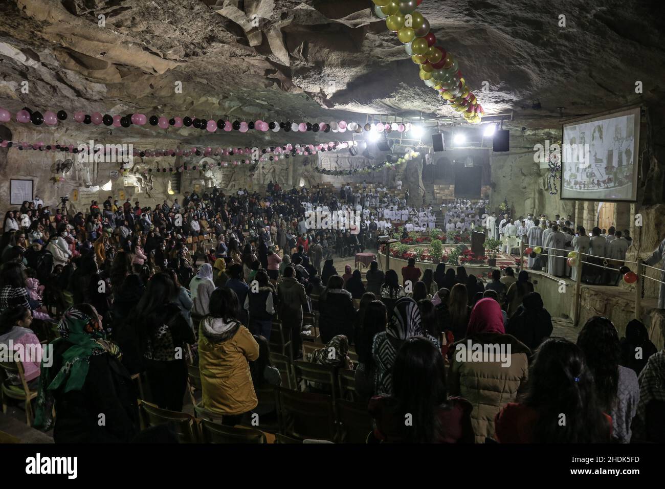 Cairo, Egitto. 06th Jan 2022. La gente frequenta la Messa di mezzanotte copta ortodossa la vigilia di Natale ortodossa al monastero di San Simone "The Tanner" nella zona di al Mokatam. Credit: Mahmoud El-Khawas/dpa/Alamy Live News Foto Stock