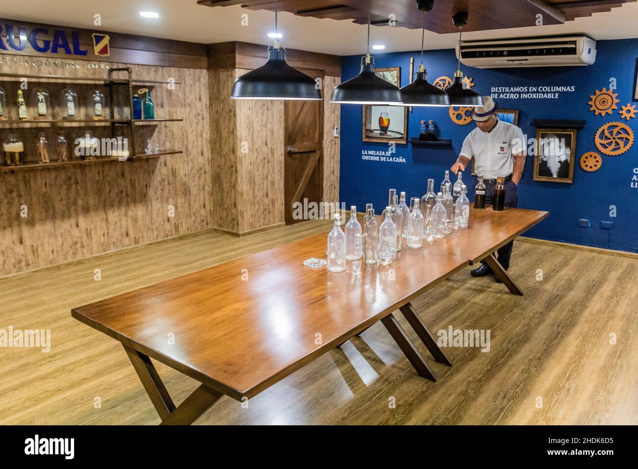 PUERTO PLATA, REPUBBLICA DOMINICANA - 13 DICEMBRE 2018: Aree museali dello stabilimento Brugal Rum di Puerto Plata, Repubblica Dominicana Foto Stock