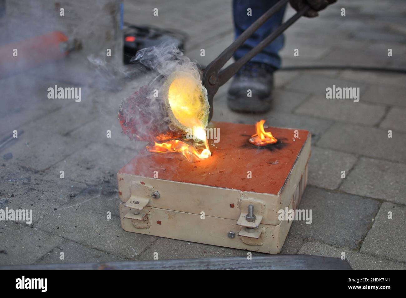 metallo fuso, crogiolo, metalli fusi Foto stock - Alamy