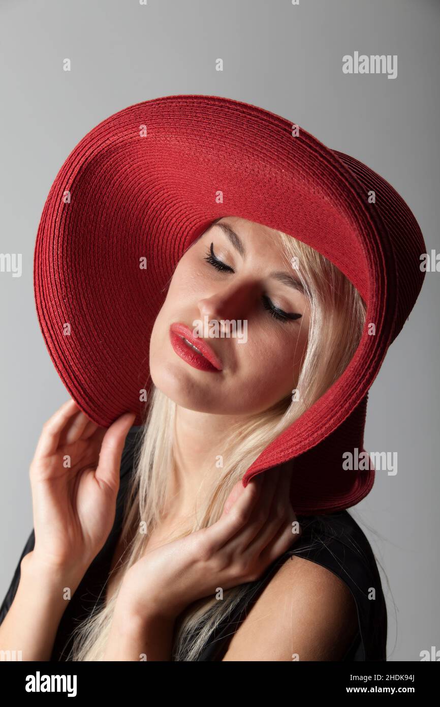Cappelli di moda femminile immagini e fotografie stock ad alta risoluzione  - Alamy