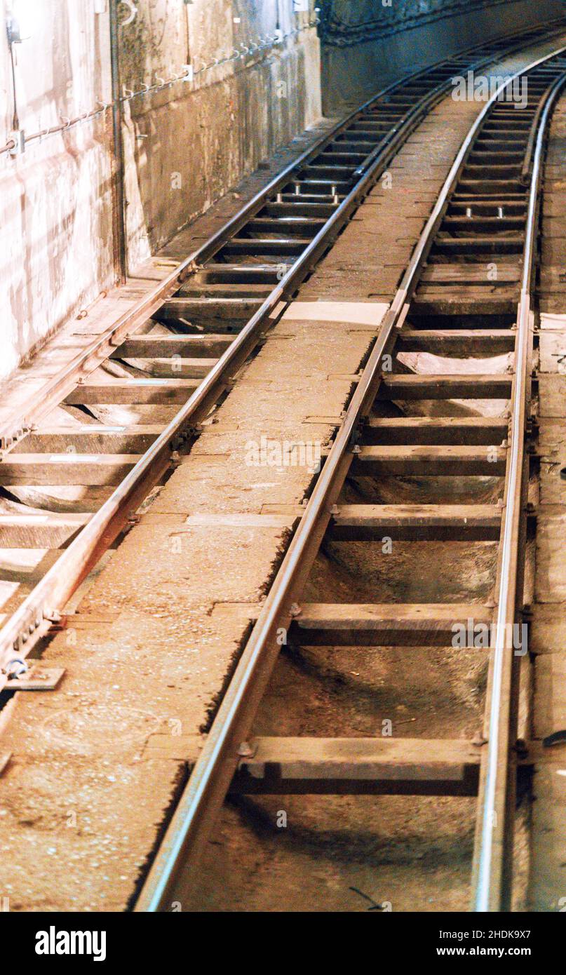 Una serie di binari ferroviari per consentire a una locomotiva di salire e scendere da A a B, portando rapidamente passeggeri e merci da un luogo all'altro. Foto Stock