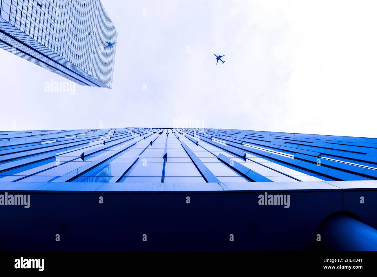 Una prospettiva di terra di alcuni edifici alti nel mezzo di una grande città, in questo caso Londra, Regno Unito. Foto Stock