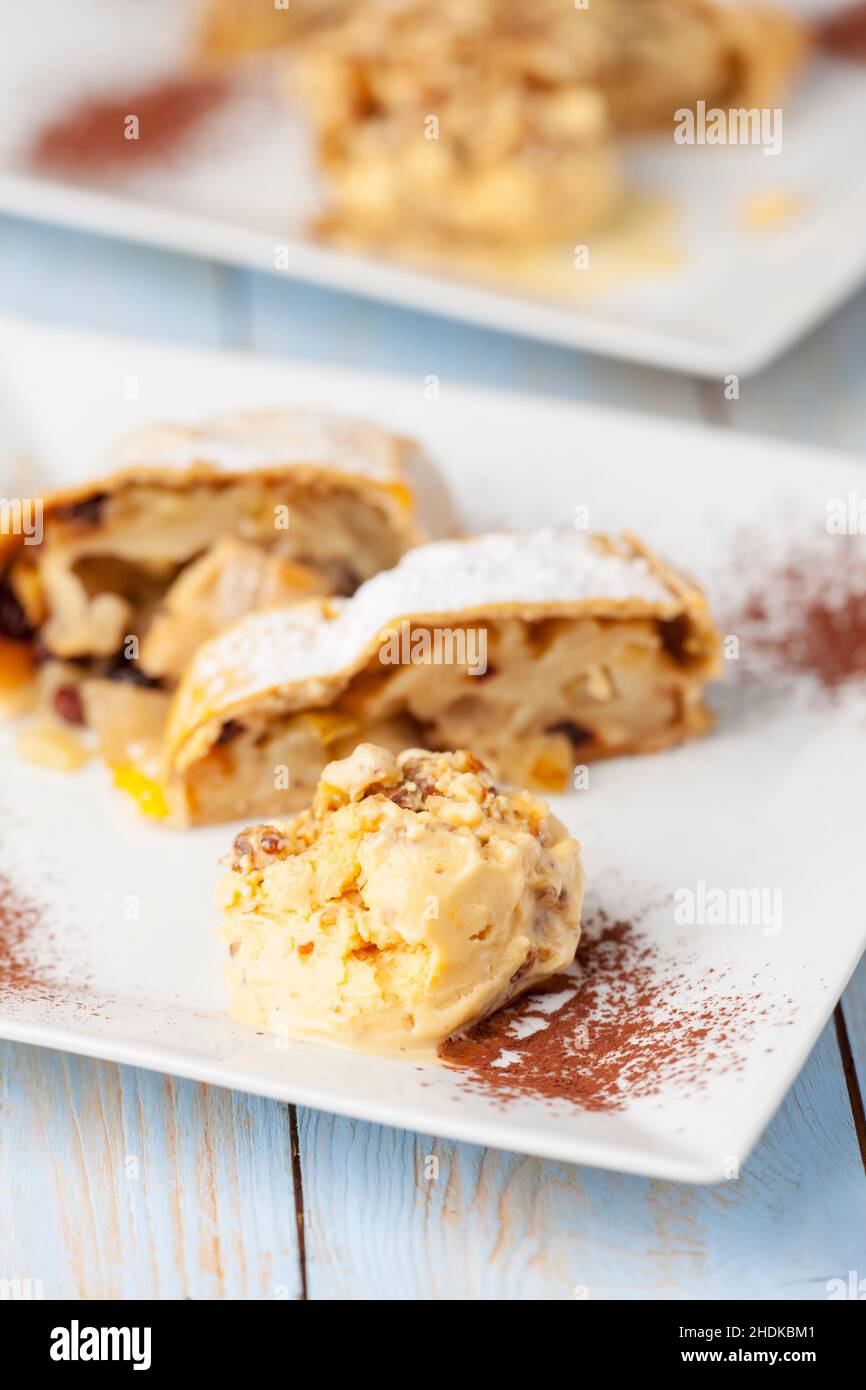 gelato alla vaniglia, strudel di mele, gelati, gelato, gelato, gelati alla vaniglia, strudelli di mele Foto Stock