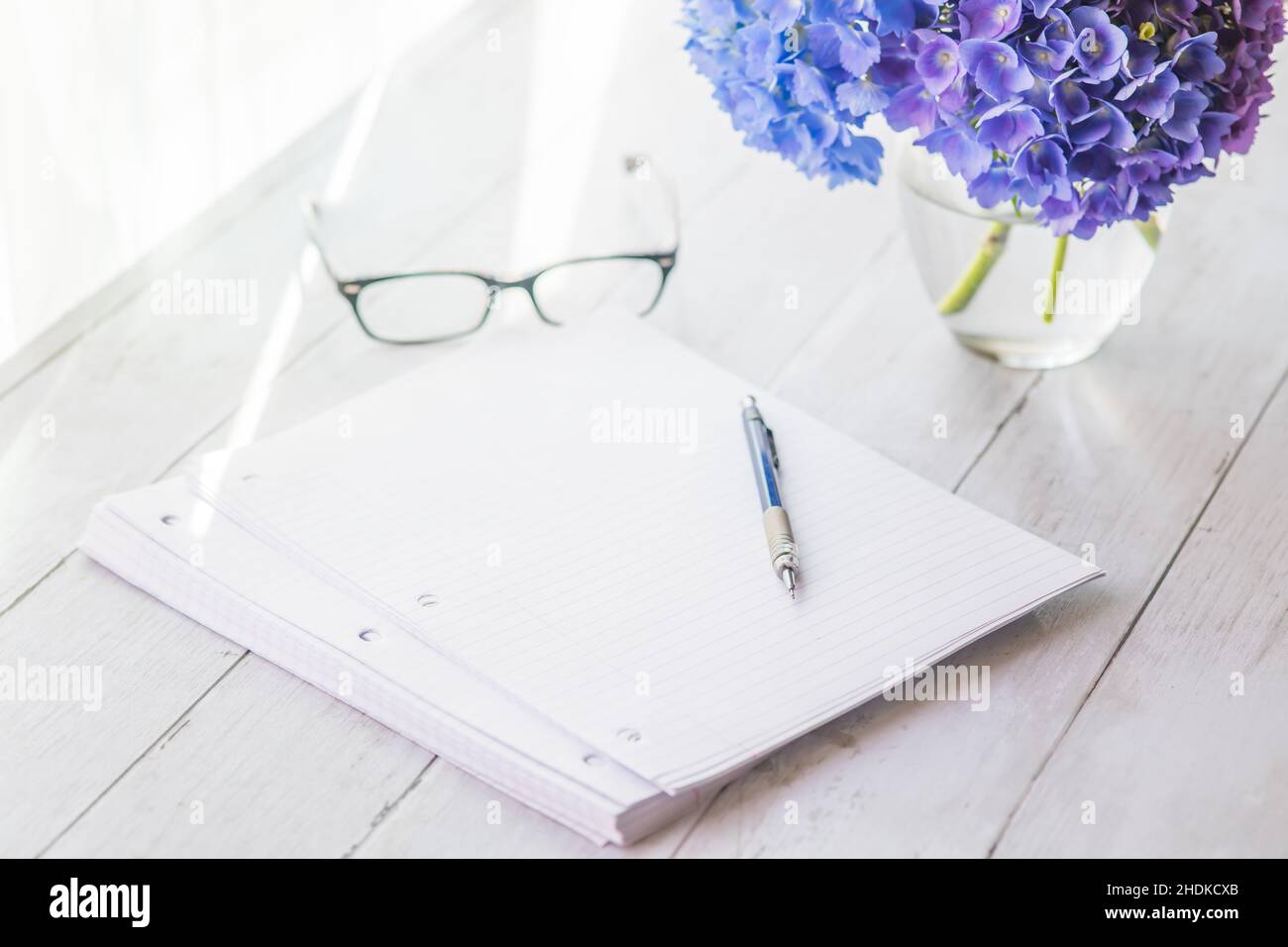 Fiori di hydrangea con il taccuino sul tavolo con spazio di copia per il testo Foto Stock