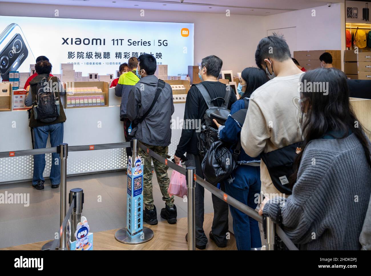 Hong Kong, Cina. 05th Jan 2022. Clienti che acquistano i prodotti Xiaomi della multinazionale cinese nel suo negozio di punta a Hong Kong. (Foto di Budrul Chukrut/SOPA Images/Sipa USA) Credit: Sipa USA/Alamy Live News Foto Stock