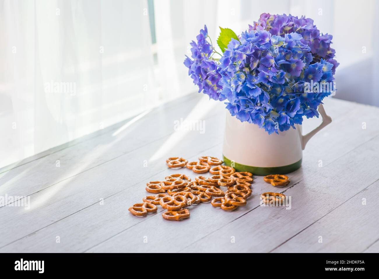I fiori di hydrangea blu e viola si avvicinano con lo spazio di copia per il testo Foto Stock