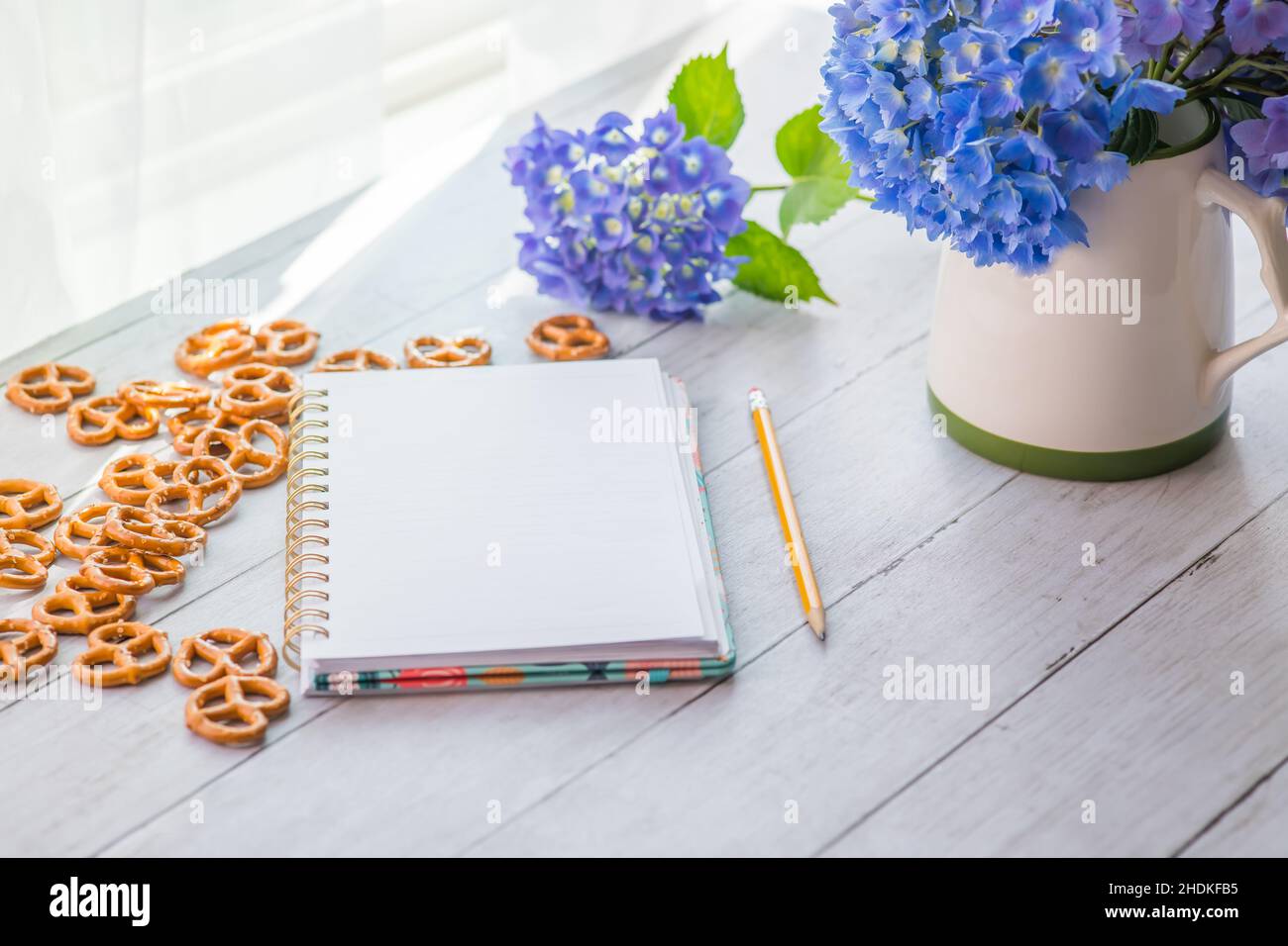 Fiori di hydrangea con il taccuino sul tavolo con spazio di copia per il testo Foto Stock