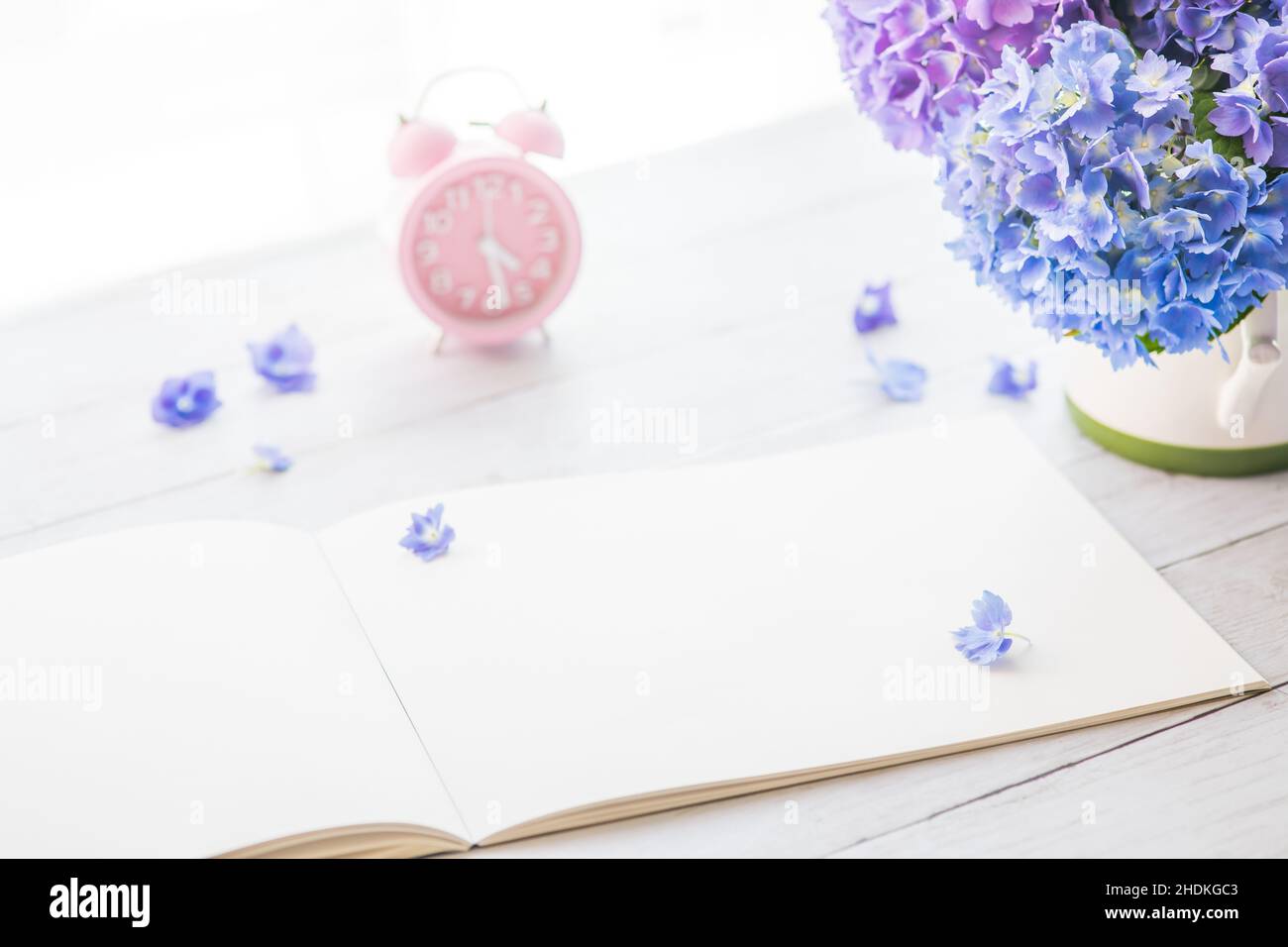 Fiori di hydrangea con il taccuino sul tavolo con spazio di copia per il testo Foto Stock