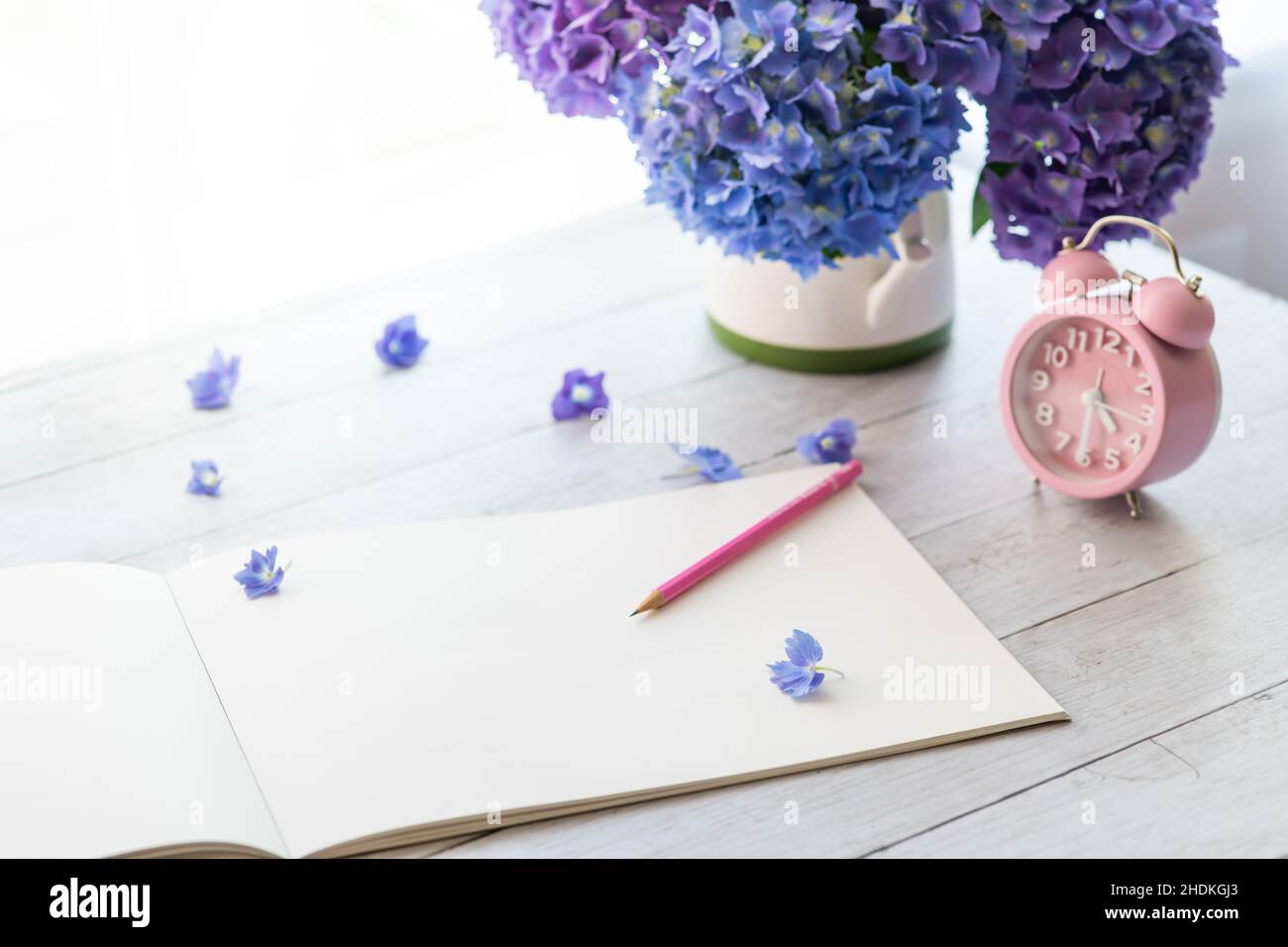 Fiori di hydrangea con il taccuino sul tavolo con spazio di copia per il testo Foto Stock