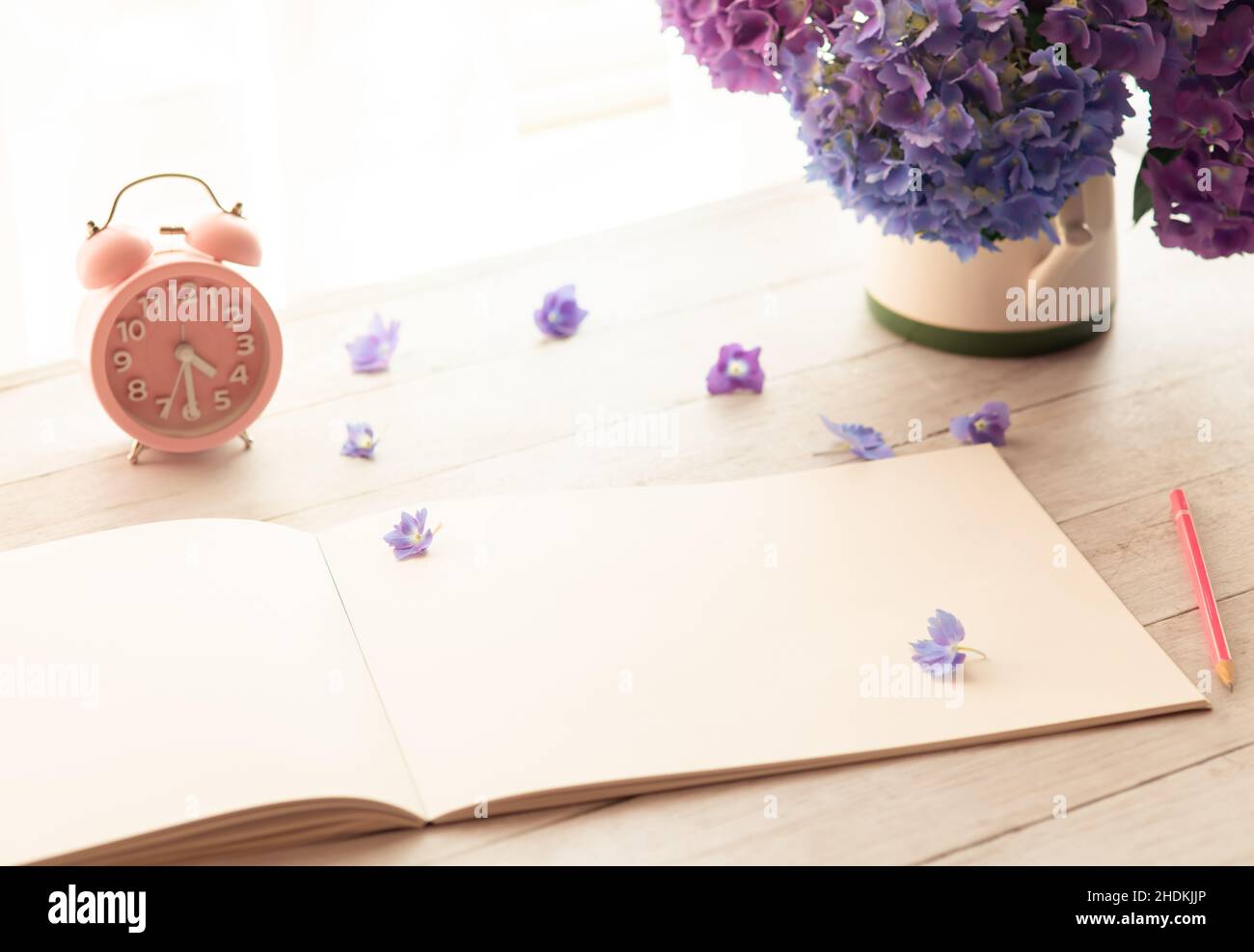 Fiori di hydrangea con il taccuino sul tavolo con spazio di copia per il testo Foto Stock
