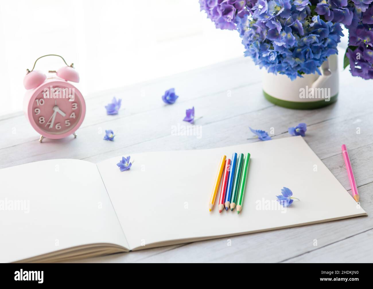 Fiori di hydrangea con il taccuino sul tavolo con spazio di copia per il testo Foto Stock