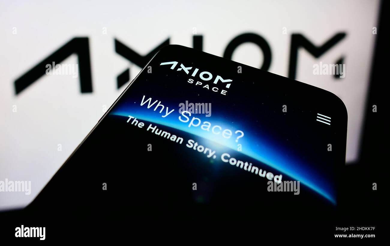 Smartphone con pagina Web della società aerospaziale statunitense Axiom Space Inc. Sullo schermo di fronte al logo aziendale. Mettere a fuoco sulla parte superiore sinistra del display del telefono. Foto Stock