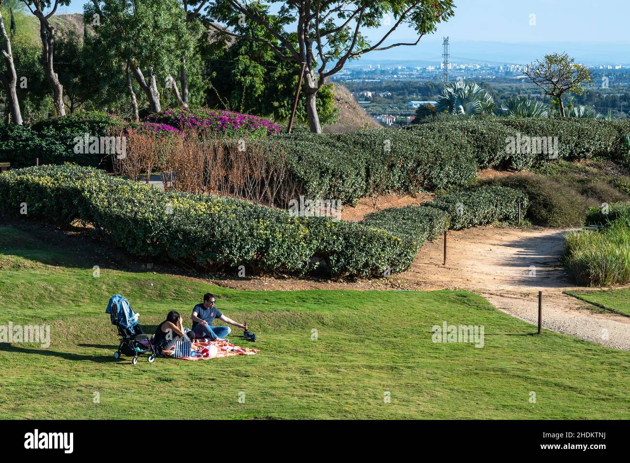 Tel Aviv , Israele - 26 novembre 2021 Ariel Sharon Park ecologico Foto Stock