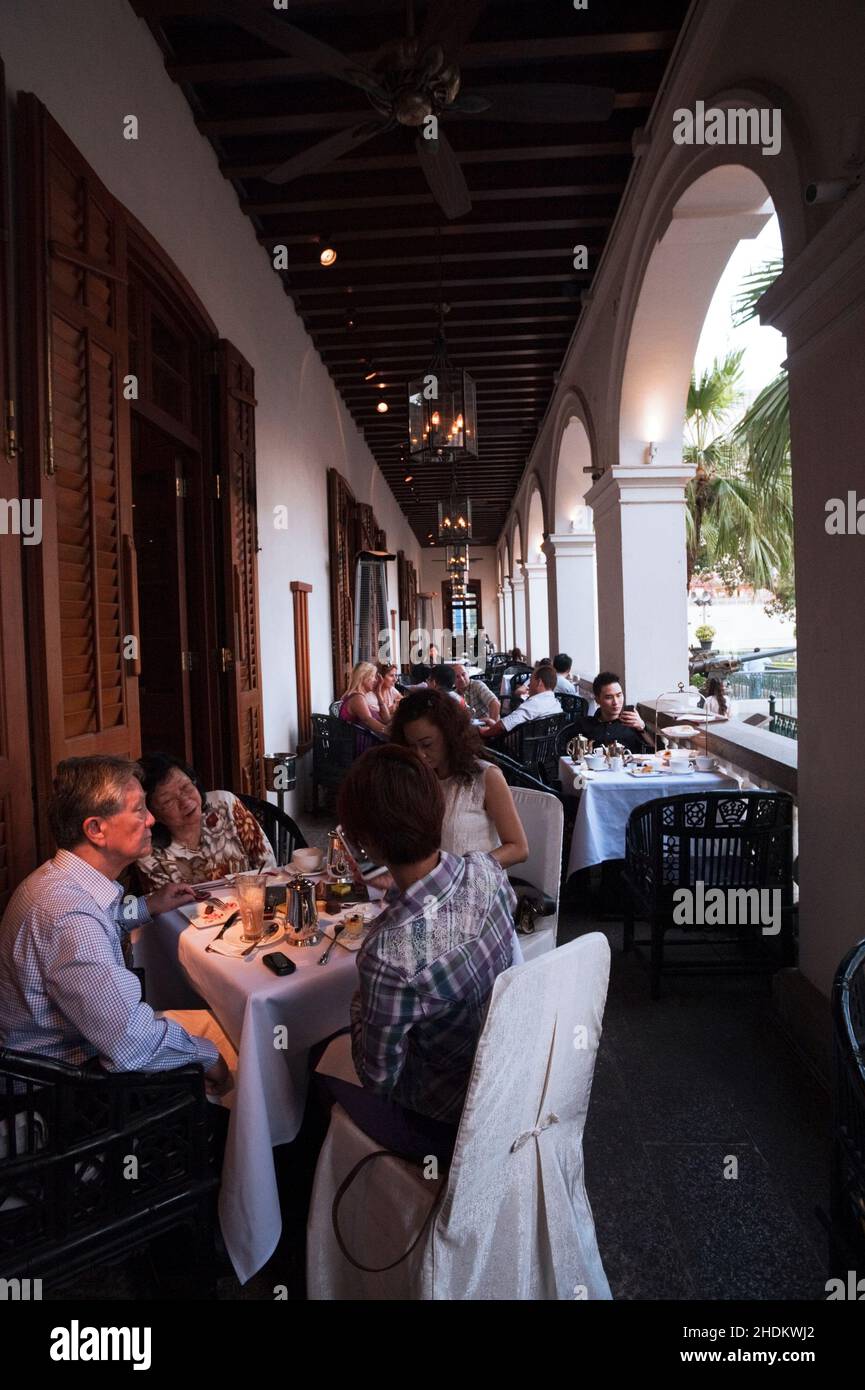 I clienti che si godono il tè pomeridiano sulla veranda della Hullett House, Hong Kong. Foto Stock