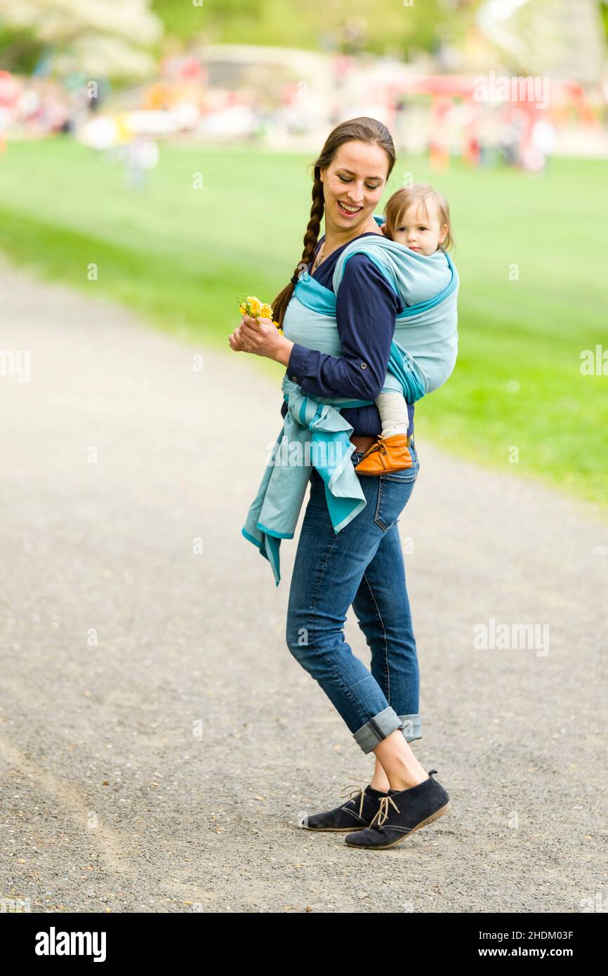 bambino, madre, parco, imbracatura, babe, neonati, bambini umani, mamma, madri, mamma, parchi Foto Stock