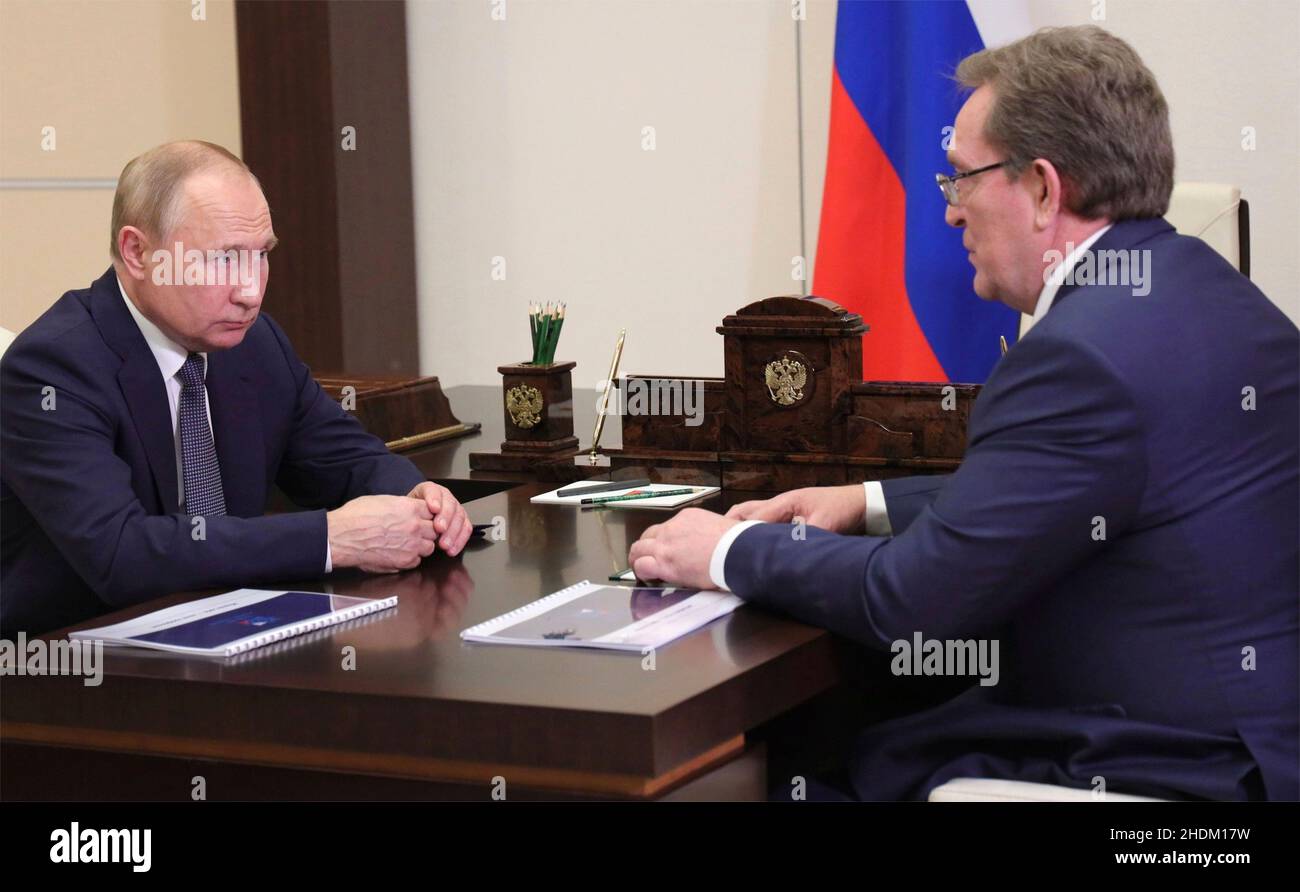 Novo-Ogaryovo, Russia. 05th Jan 2022. Il presidente russo Vladimir Putin ha un incontro faccia a faccia con il General Designer di Almaz-Antey Aerospace Defence Pavel Sozinov, Right, nella residenza ufficiale di Novo-Ogaryovo, 5 gennaio 2022 fuori Mosca, Russia. Credit: Evgeniy Paulin/Kremlin Pool/Alamy Live News Foto Stock