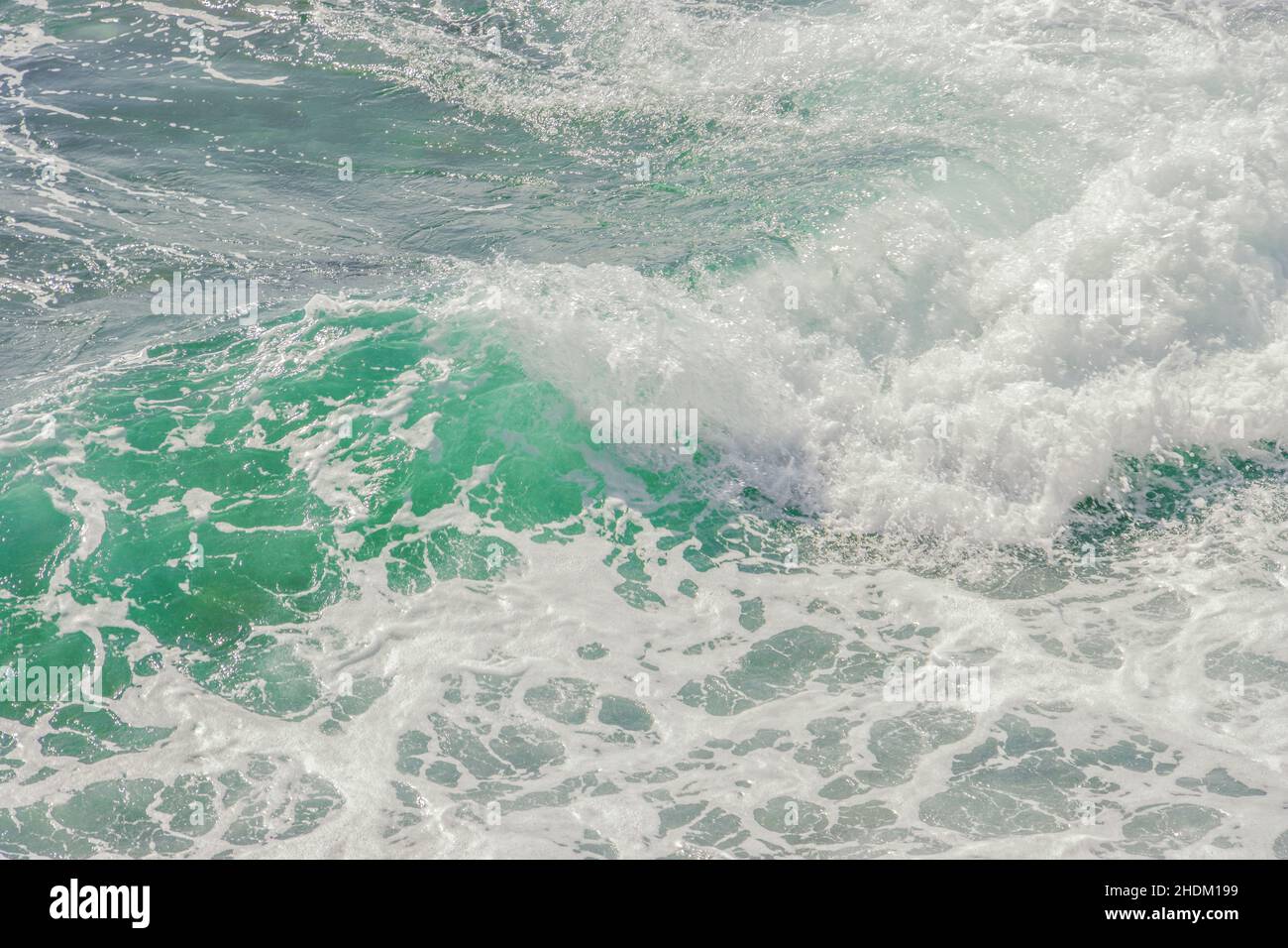 Onde oceaniche e schiuma marina, sull'isola tropicale nelle Filippine, in Asia Foto Stock