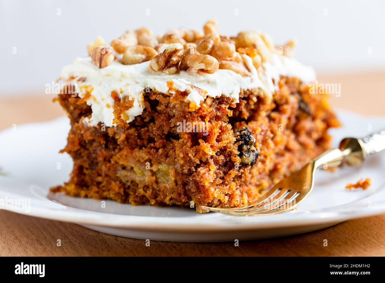 Fetta di torta di carota con glassa di formaggio cremoso da vicino Foto Stock