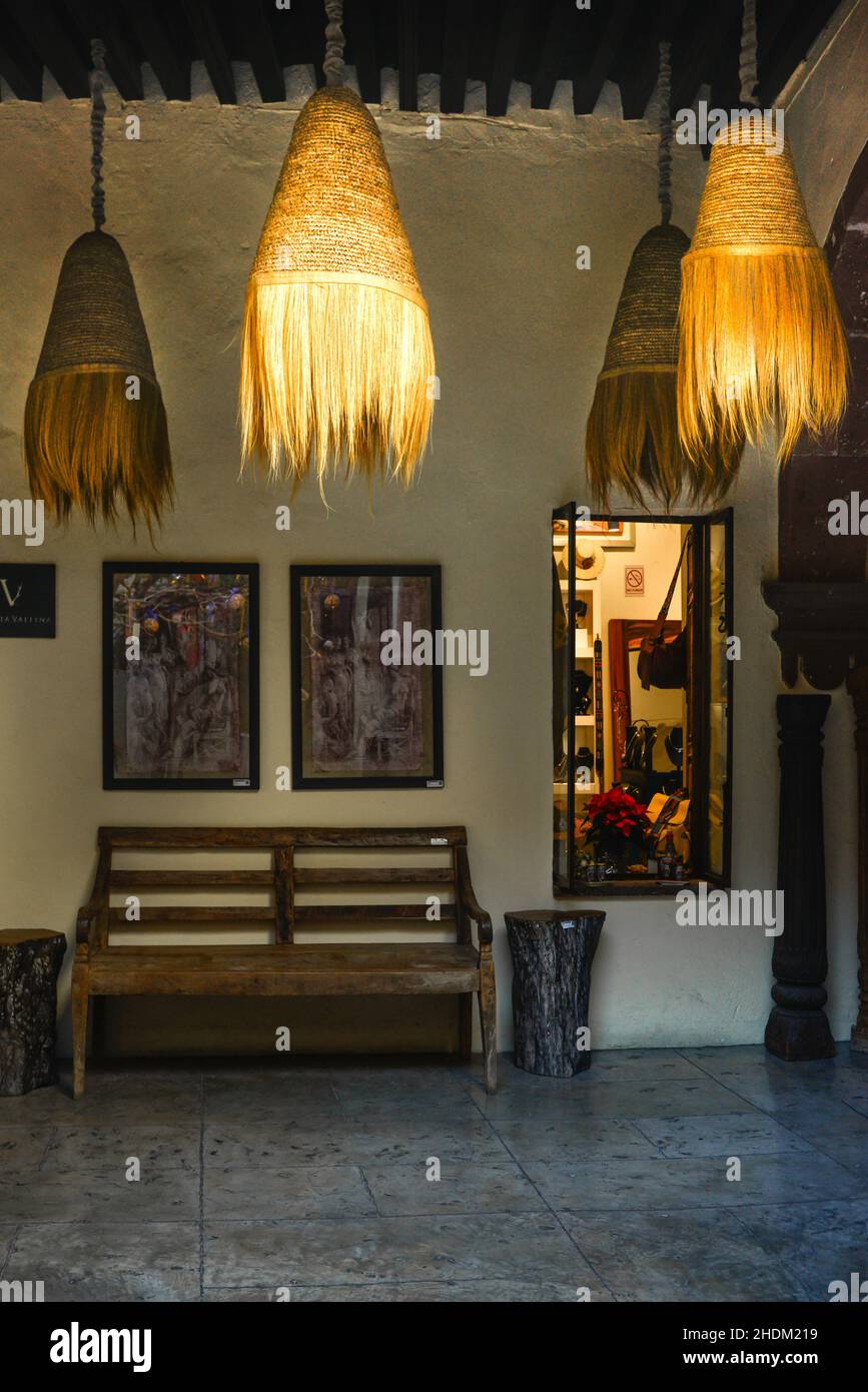 Galleria con cortile che offre bella casa decorazione, come questi incredibili lampadari in fibra fatti a mano a San Miguel de Allende, MX Foto Stock
