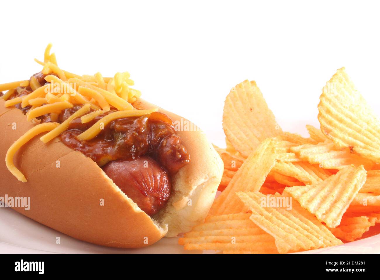 Hot Dog con peperoncino e formaggio con patatine Foto Stock