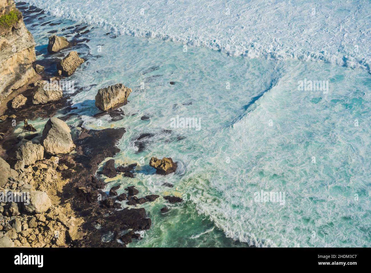Riva del mare con le onde di laminazione, vista da un'altezza di 300 metri Foto Stock