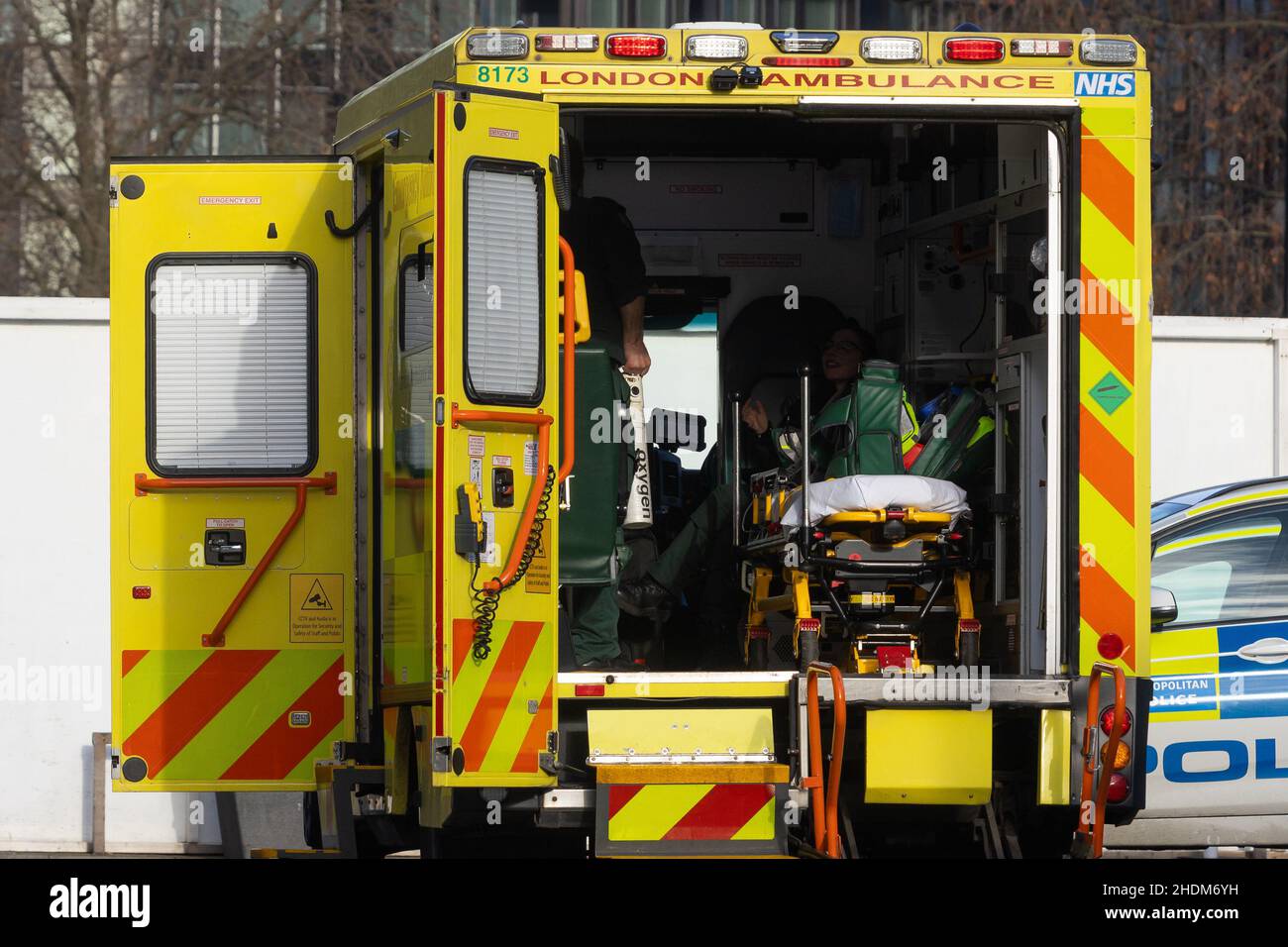 Londra, Regno Unito. 05th Jan 2022. Ambulanza di servizio di Londra visto parcheggiato fuori St Thomas' Hospital.NHS i trusts attraverso l'Inghilterra hanno dichiarato un incidente critico come conseguenza di 19 covid crescenti ricoveri ospedalieri. Credit: SOPA Images Limited/Alamy Live News Foto Stock